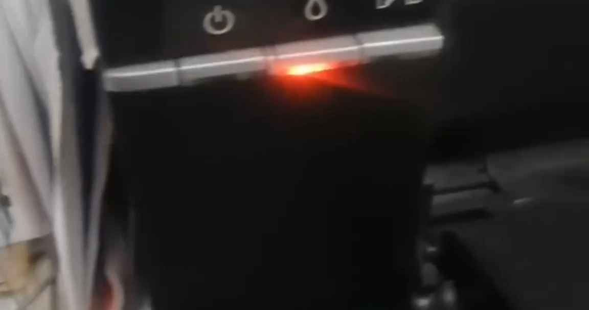 爱普生L805打印机一开机只有一个电源灯亮再按一下就变成三灯同闪